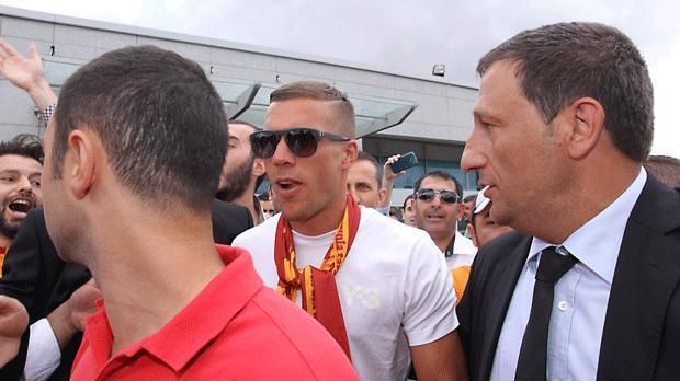 
                <strong>Poldis Ankunft bei Galatasaray</strong><br>
                Poldis halbjährige Stippvisite bei Inter Mailand als Leihspieler endete ernüchternd. Gala-Chef Dursun Özbek ist jedoch überzeugt, dass der 30-Jährige "die Erwartungen der Mannschaft erfüllen wird"
              