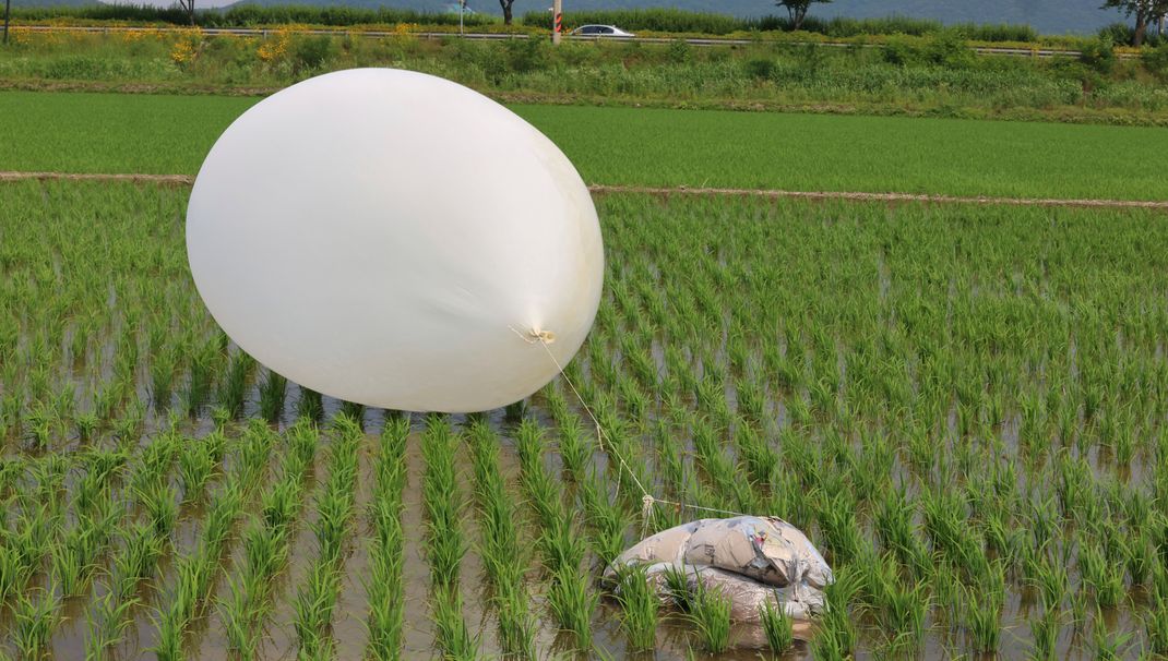 Nordkorea hat nach Angaben Südkoreas wiederholt mehrere Ballons mit Plastikbeuteln mutmaßlich voller Müll über die stark militarisierte Grenze zwischen den beiden Ländern geschickt.