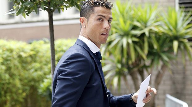 
                <strong>Ronaldo gesteht Steuerhinterziehung und geht ins Gefängnis</strong><br>
                Cristiano Ronaldo gesteht, dass er Steuern in Millionenhöhe hinterzogen hat und geht dafür sofort und freiwillig ins Gefängnis.
              