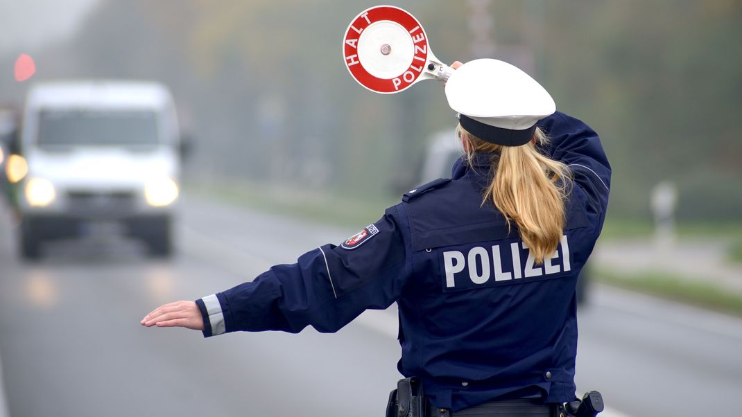 Bei einer Verkehrskontrolle wurde die Polizei von einer Familie angegriffen. (Symbolbild)