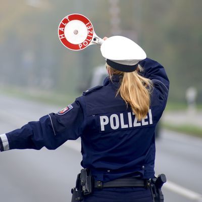 Polizei bei Verkehrskontrolle