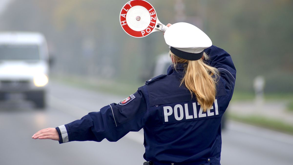 Polizei bei Verkehrskontrolle