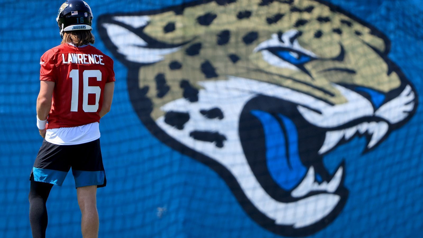 
                <strong>Jacksonville Jaguars: Details zum Millionen-Vertrag von Trevor Lawrence</strong><br>
                Im Vertrag gibt es keine sogenannte "Offset Language". Das ist oft ein Streitpunkt zwischen Teams, Agenten und Spielern. Dabei geht es darum, was mit dem Gehalt passiert, wenn der Spieler in den ersten vier Jahren seines Vertrags entlassen wird. Ohne "Offset Language" bleibt sein Gehalt garantiert, auch wenn er das Team wechselt und woanders einen neuen Vertrag unterschreibt. Er würde also doppelt kassieren. Mit "Offset Language" wäre das erste Gehalt mit dem zweiten verrechnet worden.
              