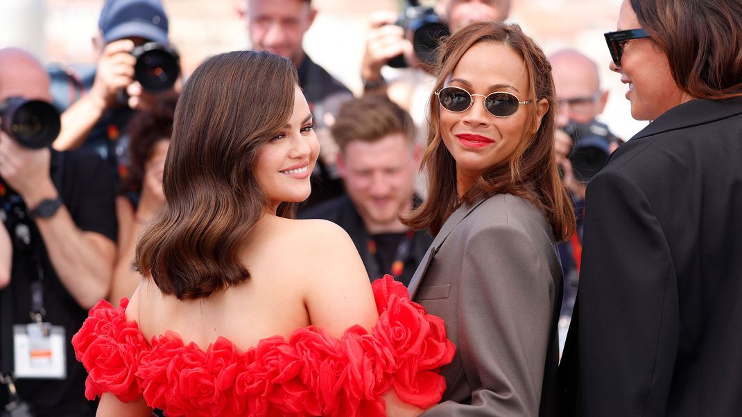 Zoe Saldana (r.), Schauspielerin aus den USA, und Selena Gomez, Schauspielerin und Sängerin aus den USA