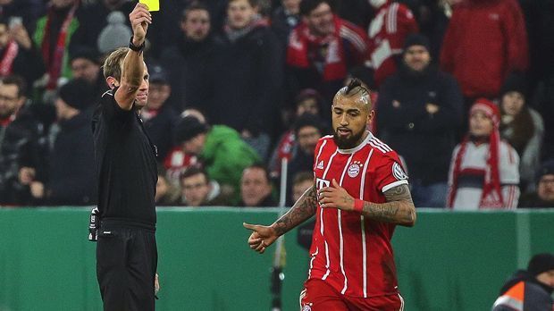 
                <strong>Zentrales Mittelfeld - Arturo Vidal (Der Krieger)</strong><br>
                Wenn sich ein Spieler selbst als "Krieger" bezeichnet, kann man sich die Spielweise eines solchen Profis wohl ungefähr vorstellen. Genau diese Krieger-Mentalität verkörpert Bayerns Arturo Vidal, der sich seinen Spitznamen sogar tätowieren ließ ("Guerrero" - spanisch für Krieger). Der 30-jährige Chilene ist sicherlich kein Edeltechniker, aber als Zweikämpfer gefürchtet. Mit maximaler Aggressivität geht Vidal in Mann-gegen-Mann-Duelle, schenkt dabei weder sich, noch dem Gegner etwas, um das oberste Ziel zu erreichen: Ordnung. Denn diese scheint auch ein echter Krieger zu brauchen.
              