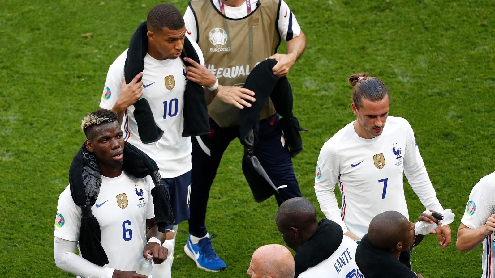 
                <strong>Gruppe F: Frankreich ... (4 Punkte/2:1 Tore)</strong><br>
                 ... ist bereits sicher für das Achtelfinale qualifiziert, da man mindestens zu den vier besten Gruppendritten gehört. - ... ist bei einem Sieg sicher Gruppenerster und bei einem Unentschieden mindestens Gruppenzweiter
              