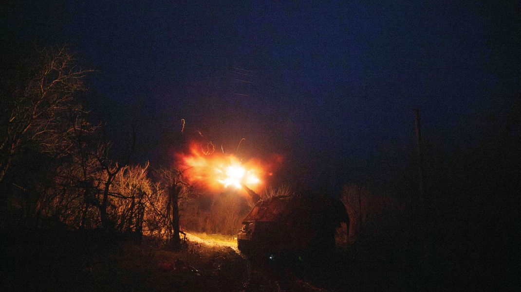 Eine ukrainische Panzerartillerie AS-90 feuert auf russische Stellungen an der Frontlinie in Richtung Pokrowsk, Region Donezk.