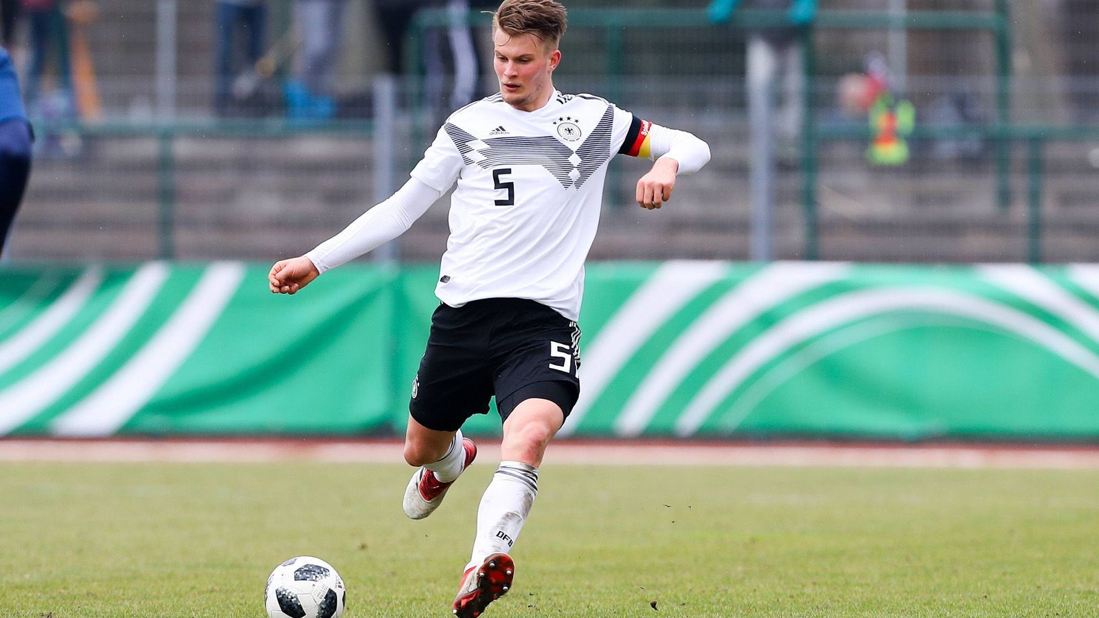 
                <strong>Lars Lukas Mai </strong><br>
                Position: AbwehrAlter: 18 JahreVerein: FC Bayern MünchenU19-Länderspiele: 0/0 ToreProfispiele: 2 Bundesligaspiele/0Tore
              