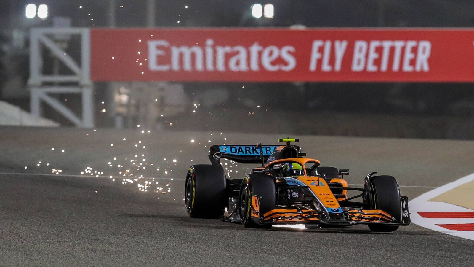 
                <strong>Platz 4: McLaren</strong><br>
                Relativ weit weg vom Mittelfeld ist McLaren. Bei den Tests kristallisierte sich mehr und mehr raus, dass die orangen Renner von Daniel Ricciardo und Lando Norris die Spitze angreifen können. Warum McLaren jedoch mindestens genau so weit weg von der Spitze ist wie vom Rest des Feldes, ist unter anderem der Corona-Erkrankung von Daniel Ricciardo geschuldet. Der Australier verpasste sämtliche Testfahrten von Bahrain. Für das Auto nicht schlimm, für den Fahrer, der bereits anmerkte, dass das Fahrgefühl ein ganz anderes ist, jedoch umso tragischer.
              