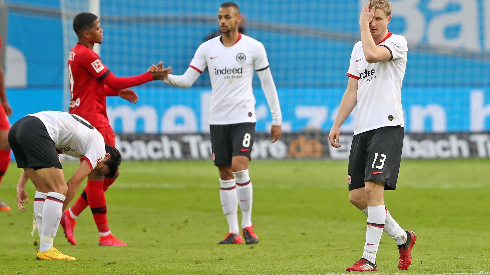 
                <strong>Platz 12: Eintracht Frankfurt - 28 Punkte</strong><br>
                Die Eintracht ist das Team der zwei Gesichter. Während in der Europa League und im DFB-Pokal zum Teil spektakuläre Leistungen gezeigt wurden, trudelte die Elf von Trainer Adi Hütter in der Bundesliga vor der Pause fast unbemerkt in Richtung der Abstiegsränge. Die Lage ist vor dem Neustart alarmierend! Frankfurt kassierte in den letzten drei Bundesligaspielen zehn Gegentore und verlor alle. Nun warten Borussia Mönchengladbach und der FC Bayern. Weiteres Restprogramm: Freiburg (H), Wolfsburg (A), Bremen (A, Nachholspiel), Mainz (H), Hertha (A), Schalke (H), Köln (A), Paderborn (H).ran.de-Prognose: Adi Hütter muss sein Team auf den Abstiegskampf einstellen, sonst droht der Eintracht eine böse Überraschung. Gehen die beiden nächsten Spiele verloren, steht Frankfurt unten mit drin.
              