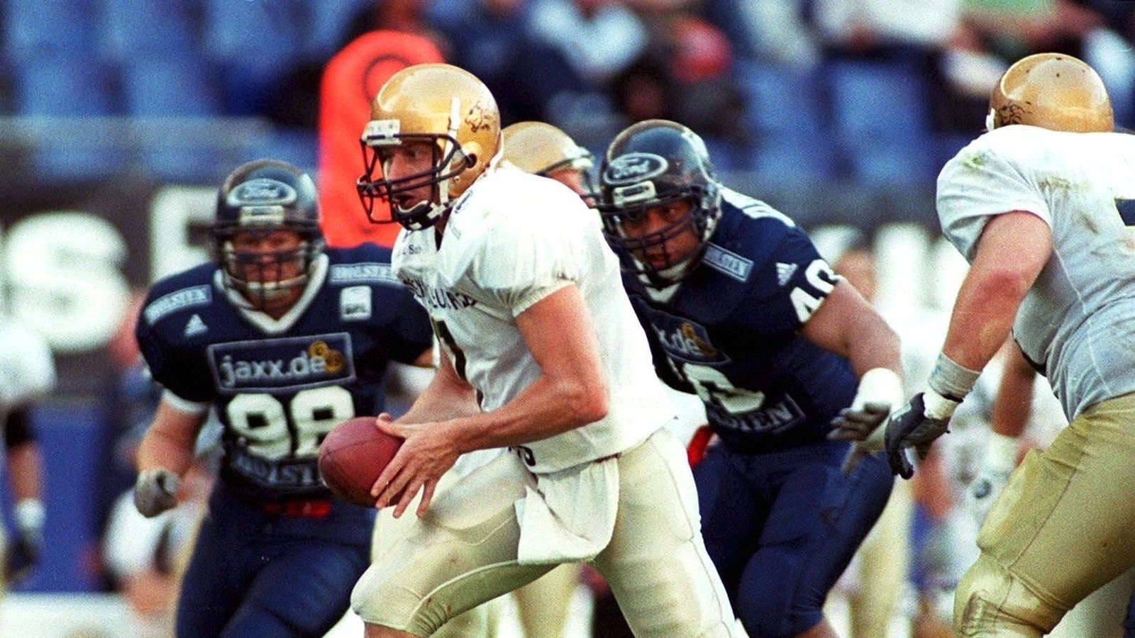 
                <strong>Eurobowl 2000</strong><br>
                Ähnlich wie die Champions League im Fußball gab es auch im American Football einen europäischen Pokalwettbewerb. In der European Football League (EFL) traten bis 2013 die besten Teams aus Europa gegeneinander an und kämpften um den Eurobowl (Foto Finale 2000). Weitere Mannschaften beziehungsweise Teams aus kleineren Nationen bekamen in einem weiteren Wettbewerb (EFAF Cup) die Chance, sich für die EFL zu qualifizieren.
              