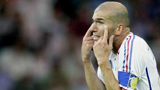 
                <strong>Zinedine Zidane</strong><br>
                Zinedine Zidane, offensives Mittelfeld: Unzählige Male profitiert Ronaldo als Profi bei Real Madrid von seinen Vorlagen. Es ist also wenig verwunderlich, dass Zidane es ebenfalls in die Traumelf seines Ex-Kollegen schafft.
              