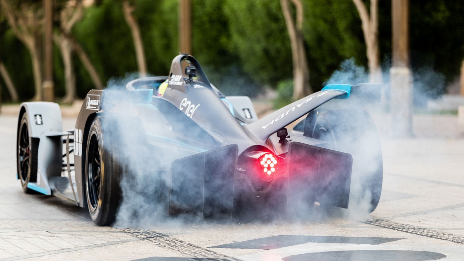 
                <strong>So fühlt sich ein Formel E-Rennen an</strong><br>
                "Wie Schach spielen bei 200 km/h" sei ein Formel E-Rennen, sagt Lucas di Grassi, Champion von 2017. Und tatsächlich bietet die mit Innovationen gespickte Rennserie ein völlig anderes Rennerlebnis als die Formel 1. Die Piloten der Formel E (live auf ProSieben und im Livestream) erklären, was das Rennen in einem Elektro-Boliden so unvergleichlich macht.
              