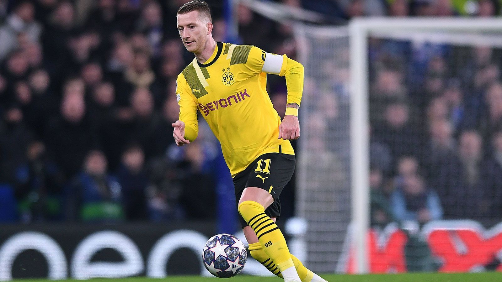 
                <strong>Marco Reus</strong><br>
                Der Kapitän hat nach einer Viertelstunde mit einem tollen direkten Freistoß die erste Chance für die Borussia, aber Chelsea-Torwart Kepa pariert ebenso stark. Vor dem 0:1 lässt sich Reus im Strafraum von Sterling abkochen. Danach spielt Reus einfach zu unauffällig. ran-Note: 3
              