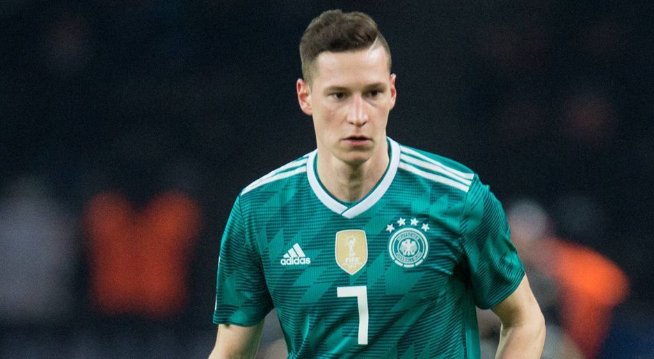 
                <strong>Julian Draxler</strong><br>
                Auch wenn Draxler bei den entscheidenden Spielen für Paris Saint-Germain oft nicht in der Anfangself stand, sollte er mit zur Weltmeisterschaft fahren. Ähnlich wie Goretzka hat auch er beim Confed Cup, wo er als Kapitän fungierte, einen großen Schritt nach vorne gemacht. Aufgrund seiner Beidfüßigkeit kann er im Mittelfeld jede Position einnehmen. Zudem ist er ein Spielertyp, der in großen Spielen oft über sich hinauswächst.  
              