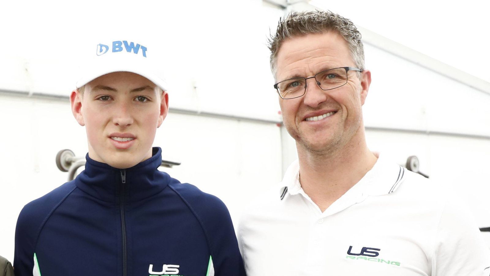 
                <strong>David Schumacher</strong><br>
                David Schumacher, der Sohn von Ralf Schumacher, ist momentan in der Formel 3 unterwegs. Der 19-Jährige startet für das Team Trident Racing. In der laufenden Saison hat er noch keinen Punkt geholt. Nach sechs Rennen ist Platz 12 sein bislang bestes Ergebnis. Doch sein Talent ist unbestritten: Im Jahre 2019 belegte er in der Formula Regional European Championship, eine FIA-Formel-3-Rennserie, Platz vier der Gesamtwertung. Vater Ralf begleitet seine Karriere sehr eng.  
              