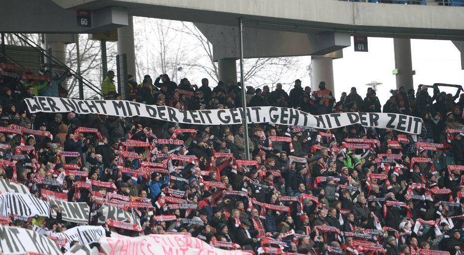 
                <strong>Leipzig reagiert auf die BVB-Plakate</strong><br>
                Eine Anspielung auf die 50+1-Regelung? Genügend Traditionsvereine mit finanziellen Problemen gibt es ja ...
              
