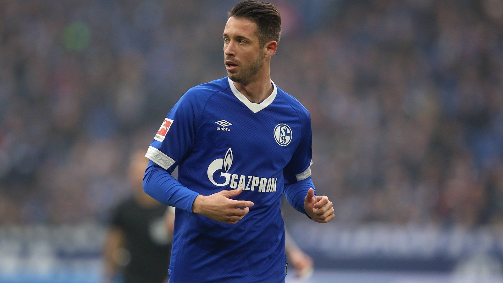 
                <strong>Mark Uth</strong><br>
                Auch Stürmer Mark Uth kam erst im vergangenen Sommer, im Gegensatz zu Rudy allerdings ablösefrei. Dem ehemaligen Hoffenheimer liegt Tedescos Spielsystem nicht. In 26 Einsätzen für Königsblau kommt er auf vier Tore. Die Verantwortlichen würden ihm wohl keine Steine in den Weg legen, sollte er nach der Saison gute Angebote vorliegen haben.
              