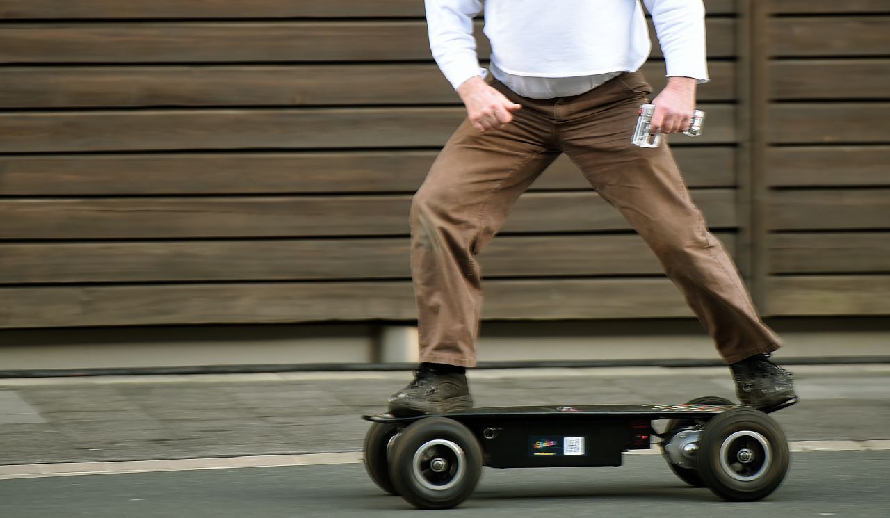 Das Prinzip eines elektrischen Skateboards ist ähnlich. Der Vorteil beim E-Skateboard ist aber der festere Stand. Das sichere Fahrgefühl sorgt für noch mehr Fahrspaß.