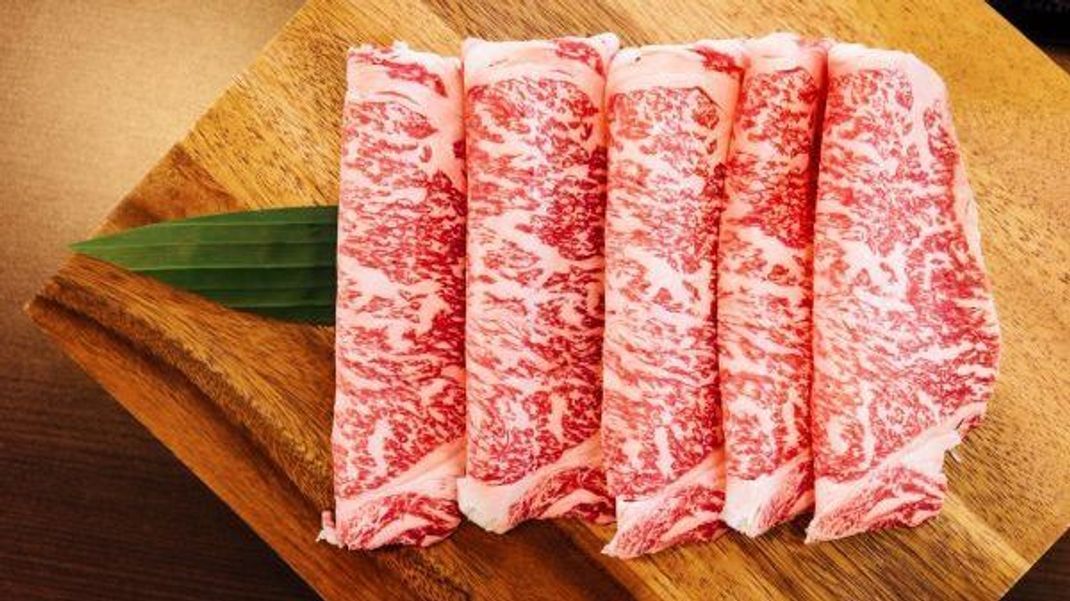 Wagyū-Beef schmeckt am besten, wenn es fast durch ist, die empfohlene Kern-Temperatur liegt bei 63 Grad Celsius - zusätzliches Fett benötigt man beim Braten nicht.