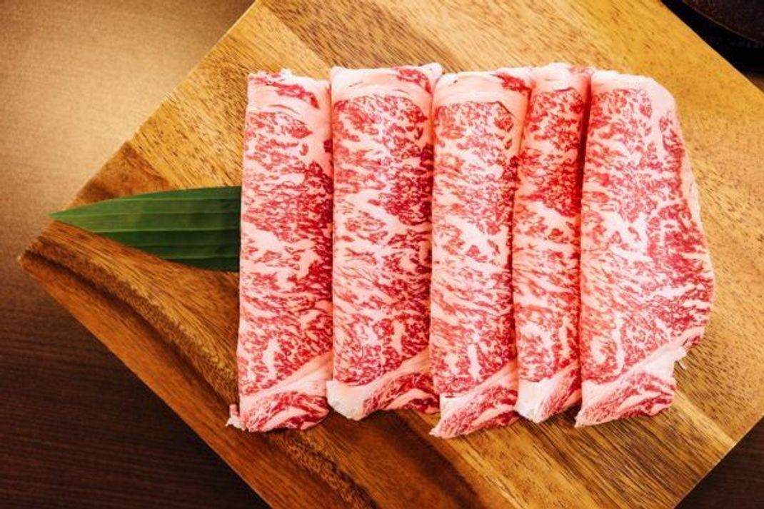 Wagyū-Beef schmeckt am besten, wenn es fast durch ist, die empfohlene Kern-Temperatur liegt bei 63 Grad Celsius - zusätzliches Fett benötigt man beim Braten nicht.