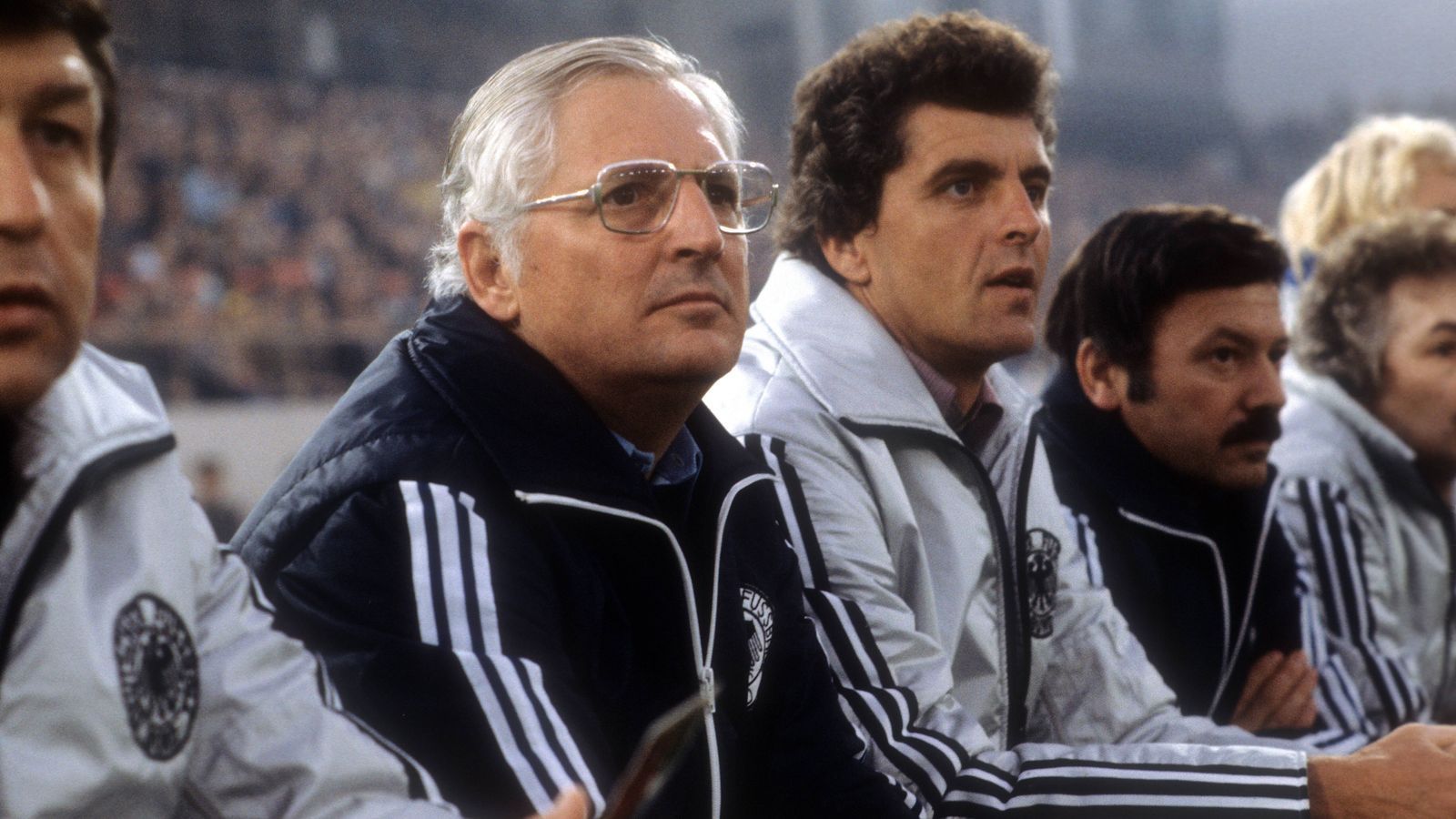 
                <strong>Jupp Derwall</strong><br>
                Jupp Derwall trainierte von Oktober 1978 bis Juni 1984 die deutsche Nationalmannschaft und führte diese 1980 zum EM-Sieg. Sein Debüt hätte kaum spektakulärer sein können: Gegen die Tschechoslowakei siegte Deutschland mit 4:3.
              