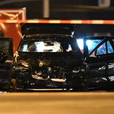 Auto nach dem Anschlag auf dem Magdeburger Weihnachtsmarkt