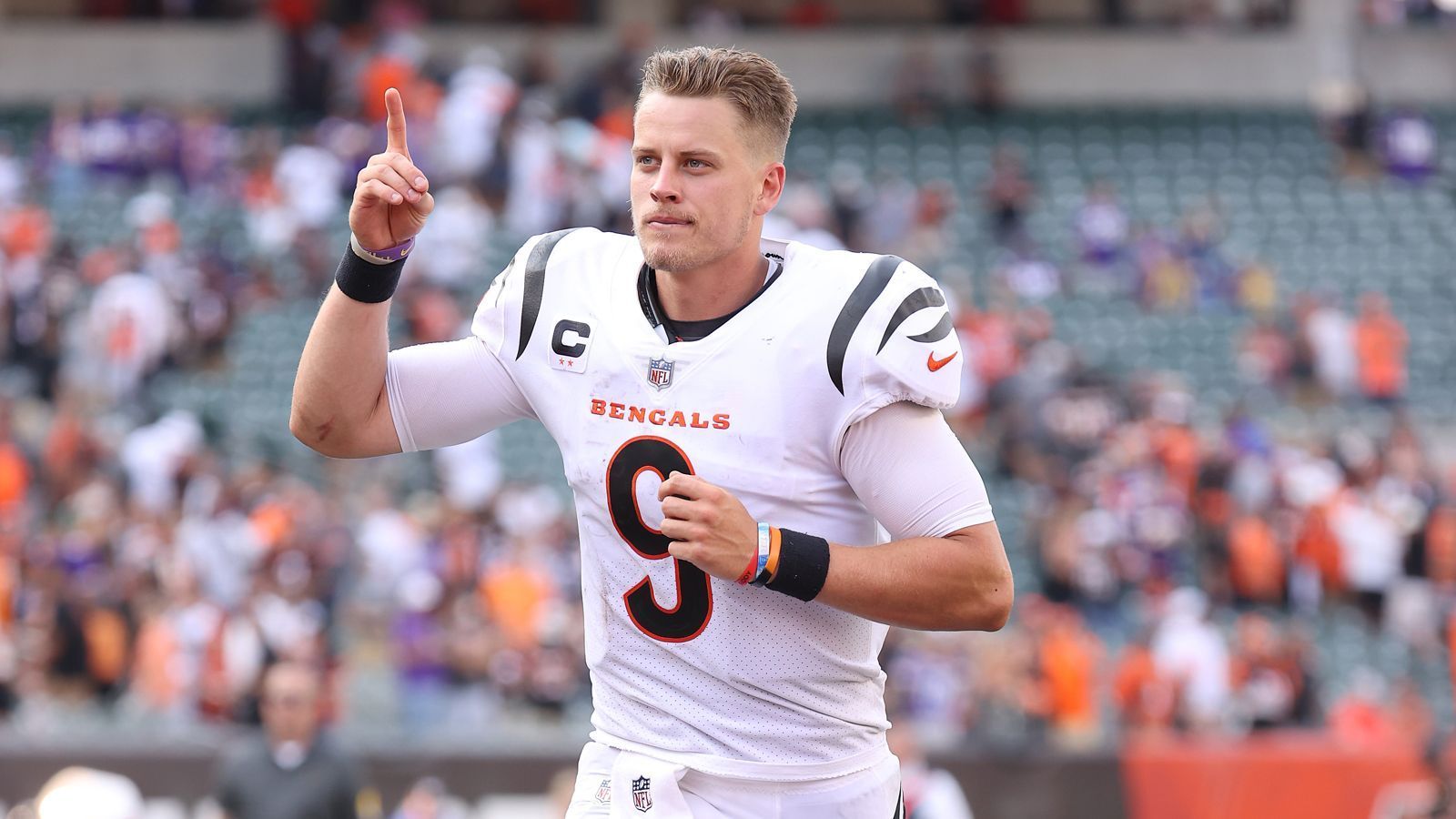 
                <strong>Knack Joe Burrow diesen Hall-of-Fame-Rekord?</strong><br>
                Bengals-Quarterback Joe Burrow hat in seiner noch jungen NFL-Karriere den nächsten Meilenstein im Blick. Nach dem Erreichen des Super Bowls in der vergangenen Saison kann der First Overall Pick aus dem Draft 2020 in seiner erst dritten Saison in der Liga bereits einen ganz Großen überholen. Stehen am Ende eines Spiels gegen die Dallas Cowboys in Week 1 mehr als 201 Passing Yards auf seinem Arbeitsnachweis, überholt er Hall-of-Famer Kurt Warner und ist der drittschnellste NFL-Spieler, der mindestens 7.500 Yards geworfen hat.
              