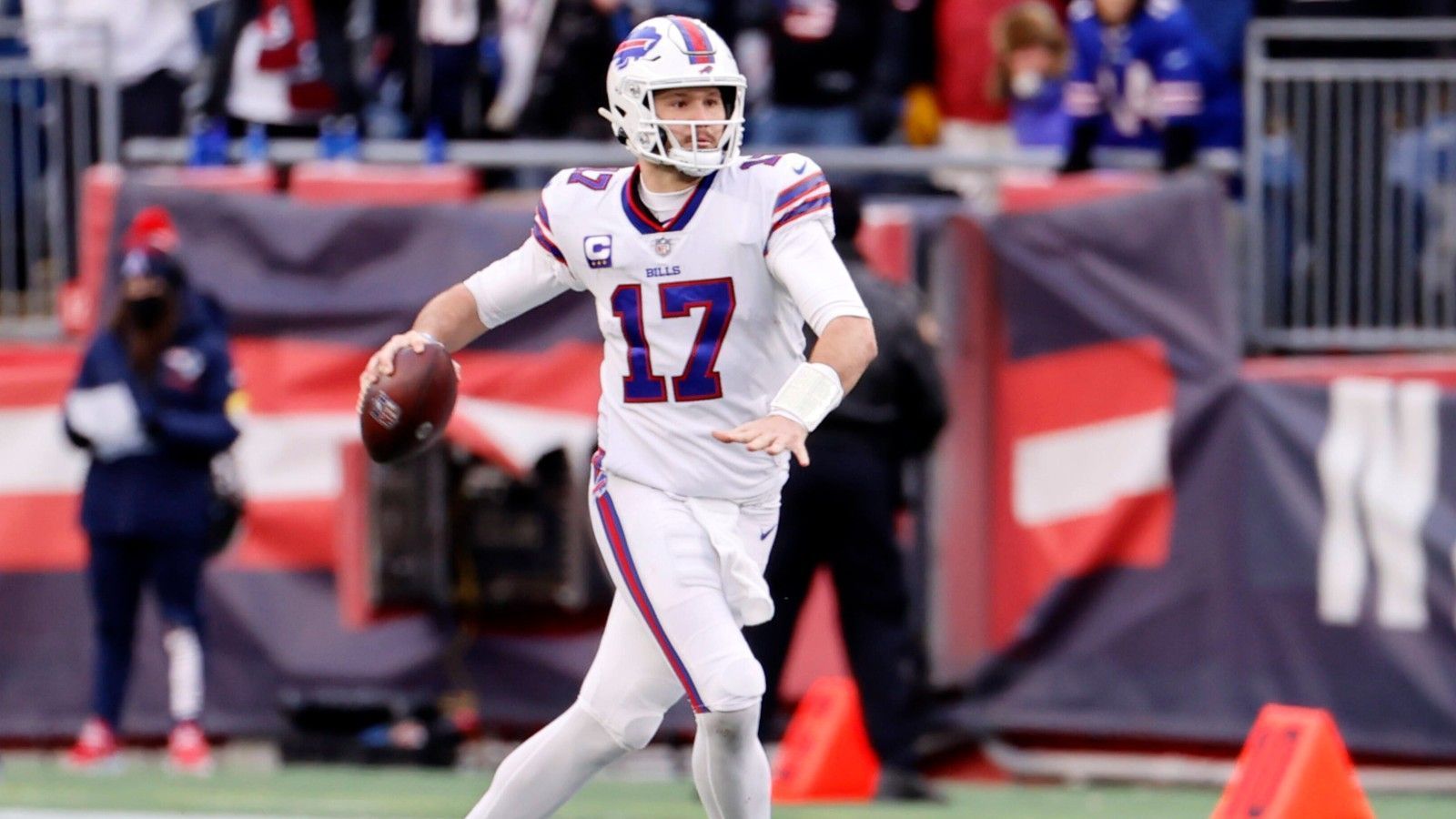 
                <strong>Platz 3: Josh Allen</strong><br>
                Quarterback der Buffalo Bills
              