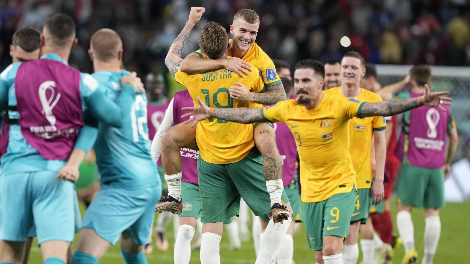 
                <strong>Australien </strong><br>
                Ein Land steht Kopf. Zum Glück nur in Down Under und nicht im Upside Down. Australien hat mit dem Achtelfinaleinzug das bisher beste WM-Ergebnis von 2006 eingestellt. Wir drücken die Daumen, dass es diesmal weiter geht. Ganz im Motto des Kängurus und Emus im Wappen, die sich nur vorwärts bewegen können. Und gerade diese WM zeigt: Im Fußball passierten schon "stranger things".
              