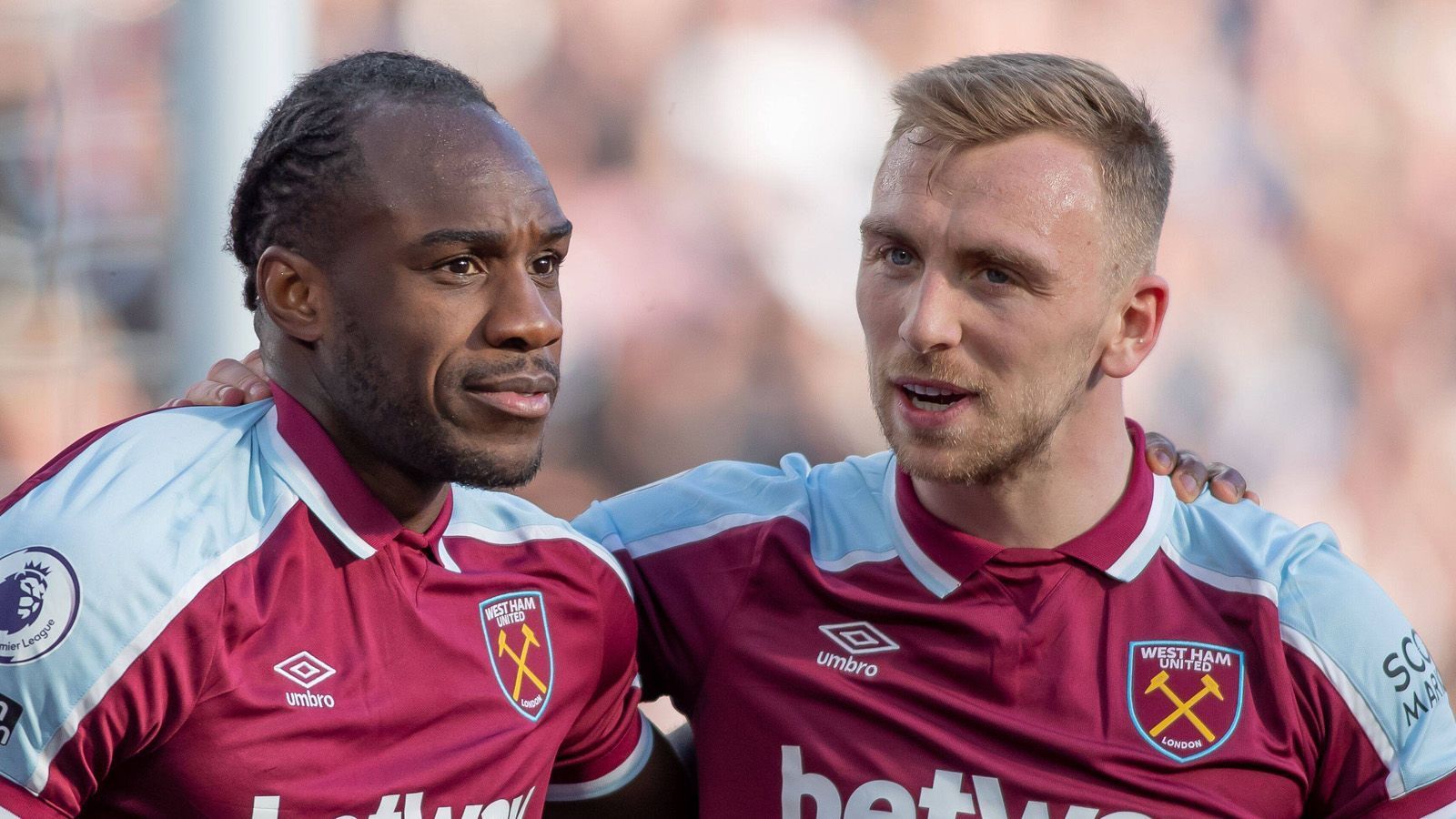 
                <strong>Jarrod Bowen und Michail Antonio</strong><br>
                In der Offensive übernimmt bei den "Irons" Rechtsaußen Jarrod Bowen die Aufgaben als Goalgetter und Vorbereiter in einem. 26 Torbeteiligungen hat der 26-Jährige in dieser Saison bereits. Im Achtelfinale der Europa League fehlte er zwar verletzt, pünktlich zum Viertelfinale gegen Lyon war er aber wieder fit und schoss West Ham mit je einem Tor in Hin- und Rückspiel eine Runde weiter. Noch eine Position vor ihm spielt der bullige Mittelstürmer Michail Antonio. In den letzten Spielen litt der 32-Jährige unter einer kleinen Torflaute, aber der Jamaikaner hat in dieser Saison ebenfalls 20 Scorerpunkte erzielt
              