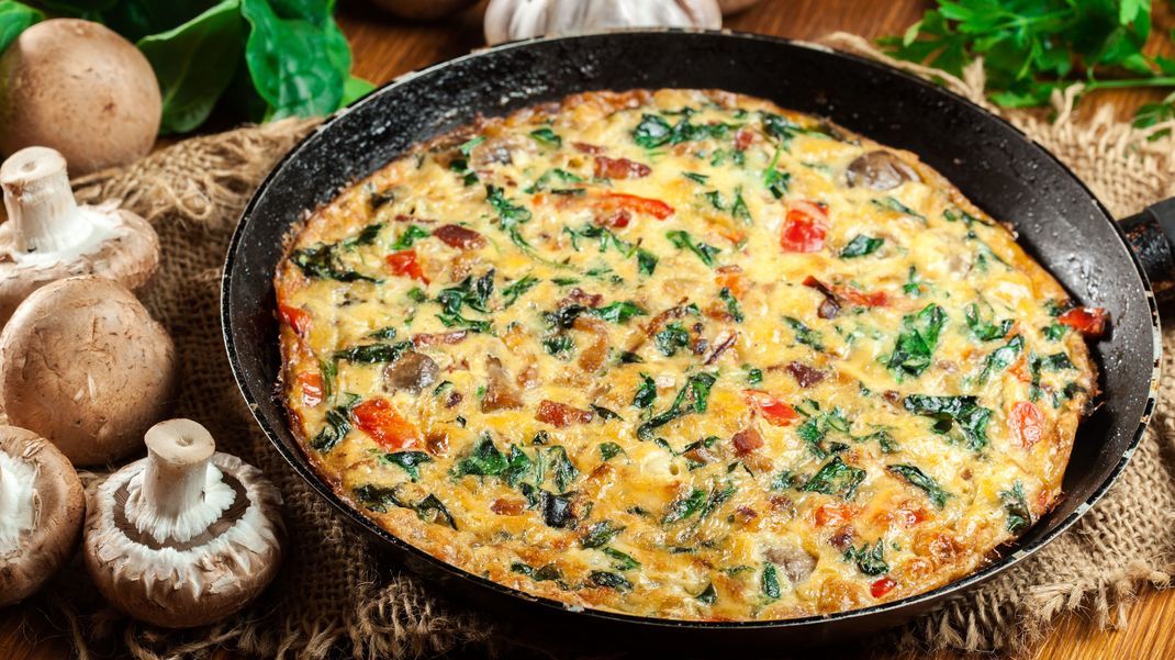 Enthält Proteine und sättigt gut: ein leckeres Omelette mit Spinat, Paprika und Linsen.