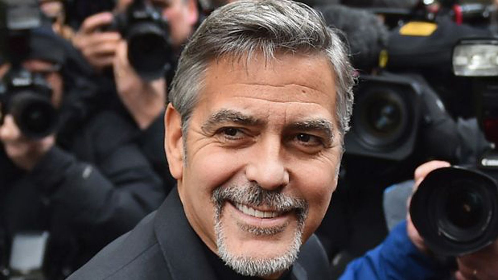 
                <strong>George Clooney (Cincinnati Bengals)</strong><br>
                Einer der bekanntesten Schauspieler der Welt ist einer der wenigen prominenten Fans der Cincinnati Bengals. Bei den Oscar-Verleihungen 2013 bekannte er sich öffentlich zu den Bengals. Auf dem Roten Teppich traf er den damaligen Star-Safety der Ravens, Ed Reed, dem er sagte: "Ed, du hast mir als Bengals-Fan weh getan."
              