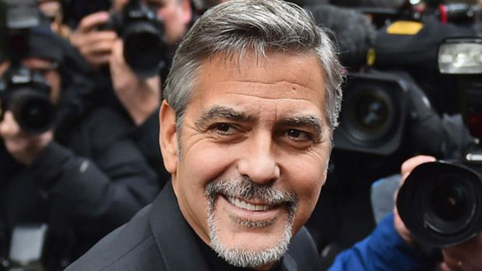 <strong>George Clooney (Cincinnati Bengals)</strong><br>
                Einer der bekanntesten Schauspieler der Welt ist einer der wenigen prominenten Fans der Cincinnati Bengals. Bei den Oscar-Verleihungen 2013 bekannte er sich öffentlich zu den Bengals. Auf dem Roten Teppich traf er den damaligen Star-Safety der Ravens, Ed Reed, dem er sagte: "Ed, du hast mir als Bengals-Fan weh getan."
