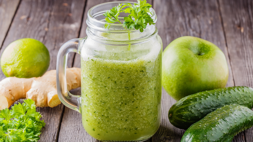 Erfrischend, lecker und schnell zubereitet: Dieser Anti-Kater-Smoothie hilft dir garantiert gegen deinen Hangover.