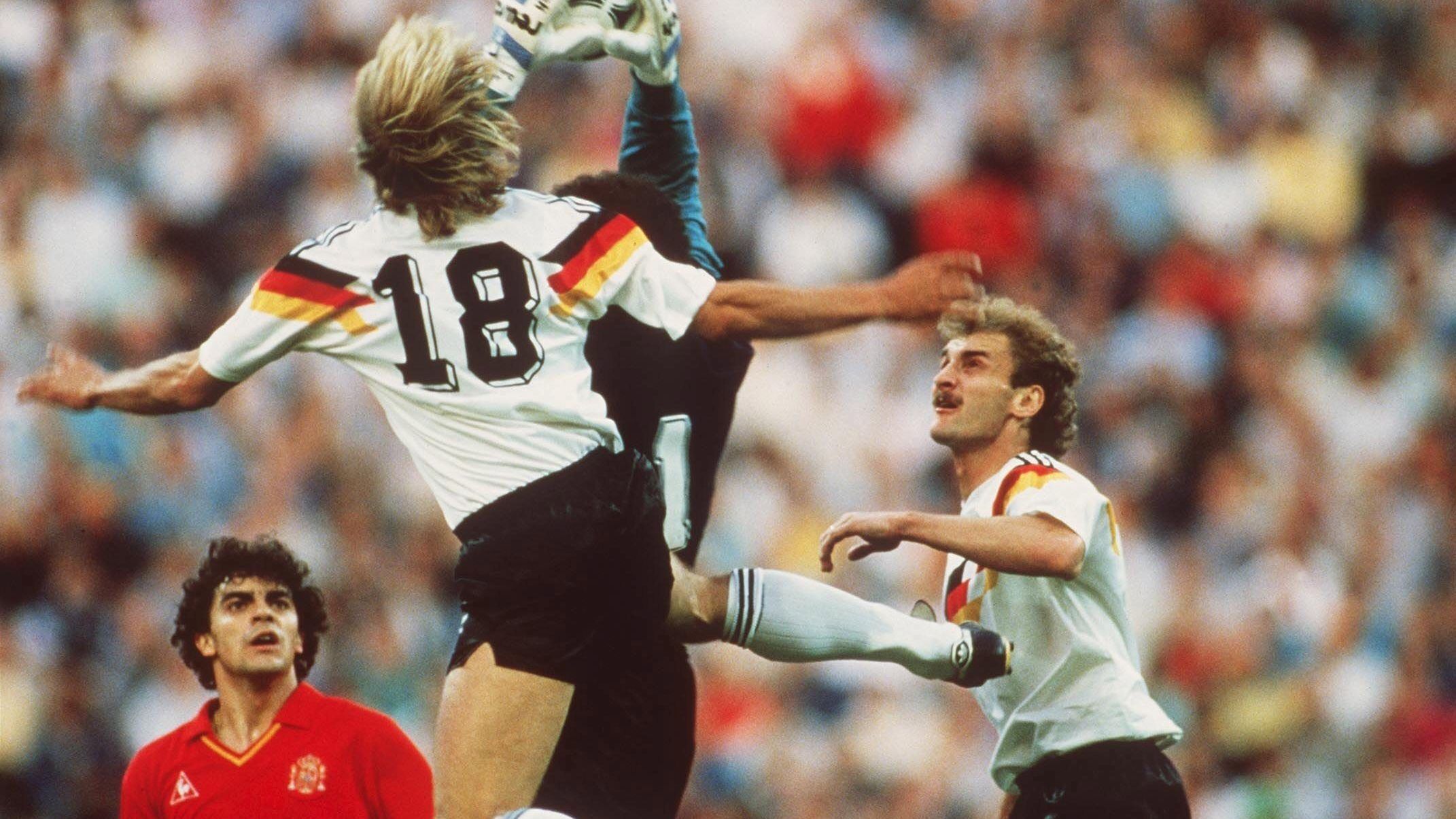 <strong>EM 1988 Viertelfinale</strong><br>Vor 36 Jahren ist es der deutschen Mannschaft das letzte Mal gelungen, die Spanier bei einem großen Turnier zu schlagen. Am 17. Juni 1988 besiegten Völler und Co. die Iberer, ironischerweise im Viertelfinale. Im Halbfinale traf man dann auf ein Nachbarland.