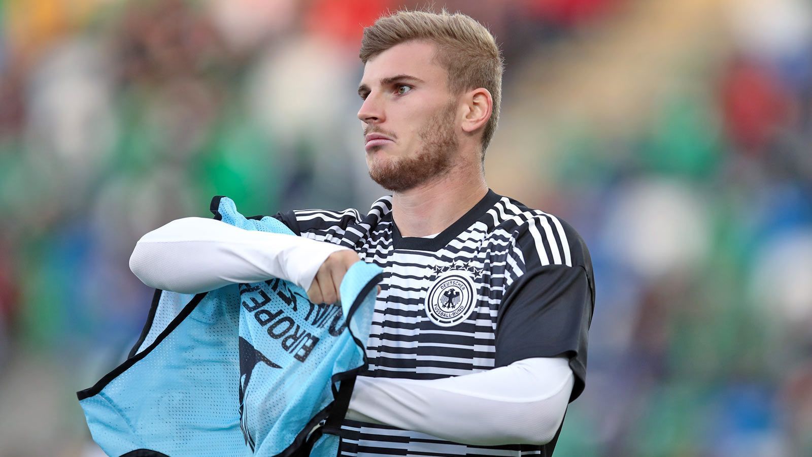 
                <strong>Verlierer: Timo Werner</strong><br>
                In der Bundesliga trifft der Leipziger wie er will (elf Spiele, elf Tore). Im Trikot der Nationalmannschaft läuft es hingegen überhaupt nicht. Mit nur zwei Törchen in der EM-Quali (beide gegen Estland) findet er sich regelmäßig auf der Bank wieder. Ein Stammplatz ist in weiter Ferne. Und das, obwohl die DFB-Elf neben Gnabry einen weiteren Goalgetter noch gut gebrauchen könnte.
              