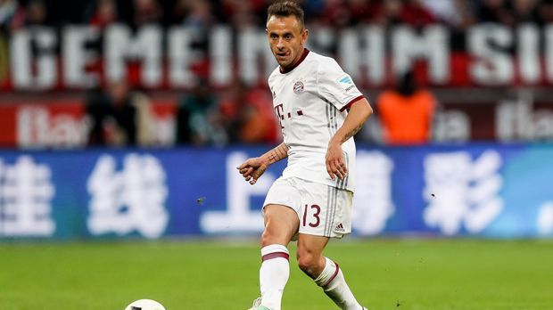 
                <strong>Rafinha (FC Bayern München)</strong><br>
                Alter: 31 JahrePosition: RechtsverteidigerBL-Erfahrung: 289 Spiele/zehn Tore für den FC Bayern München und den FC Schalke 04Titel auf Vereinsebene (in Deutschland): Fünf Mal deutscher Meister, drei Mal DFB-Pokalsieger, ein Mal Champions-League-Sieger, ein Mal Klub-WM-Sieger
              