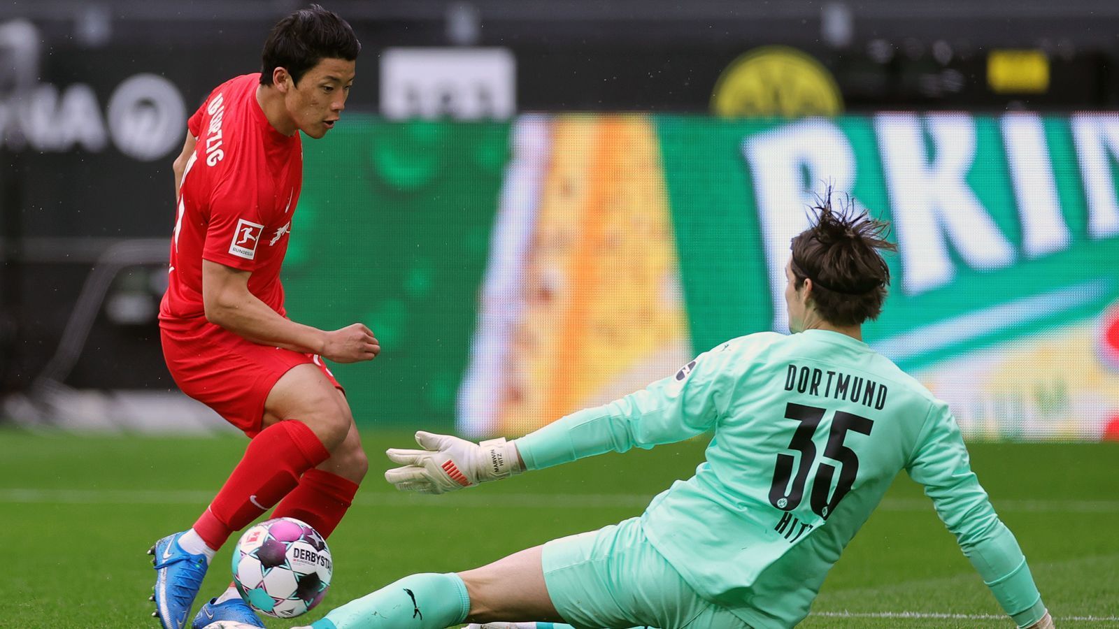 
                <strong>Hwang Hee-Chan</strong><br>
                Hat nach drei Minuten die erste Großchance des Spiels, als er sich erst stark gegen Hummels durchsetzt, dann im Duell mit BVB-Keeper Hitz die Kugel aber nicht am Schlussmann vorbei bekommt. Wird von seinen Mitspielern oft als Anspielstation gesucht, kann aber nur selten Bälle festmachen und weiterverarbeiten. Stark dagegen sein Assist zum 2:2. ran-Note: 4
              