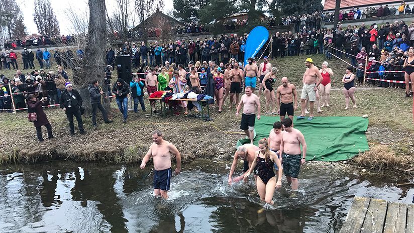 Auch wenn das Wasser noch so kalt ist - die Mitglieder des Eisschwimmvereins gehen bei jedem Wetter und zu kalter Jahreszeit schwimmen!