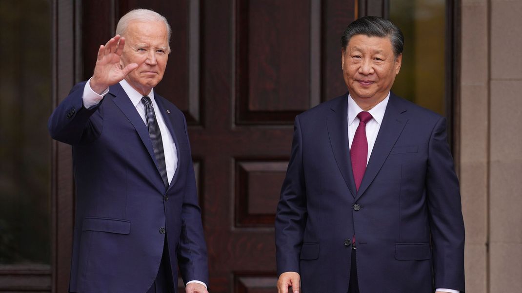 15. November 2023, USA: Joe Biden (l.), Präsident der USA, begrüßt Chinas Präsident Xi Jinping am Rande der Konferenz für Asiatisch-Pazifische Wirtschaftsgemeinschaft in Woodside, Kalifornien.