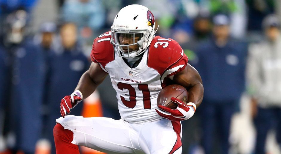 
                <strong>David Johnson (Running Back, Arizona Cardinals)</strong><br>
                Ohne Running Back David Johnson haben die Arizona Cardinals die Regular Season beendet. Gegen die LA Rams musste der 25-Jährige nach einem harten Tackle im ersten Viertel mit Knieproblemen ausgewechselt werden. Damit verpasst er den Pro Bowl in Orlando. Denn Untersuchungen ergaben eine Verstauchung des Innenbandes, womit der "Cards"-Star sechs Wochen aussetzen muss, aber um eine Operation herumkommen soll. (Quelle: ESPN)
              