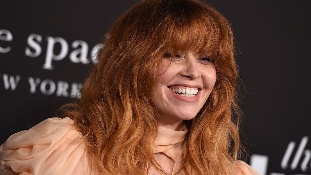 Natasha Lyonne ist unsere Stilikone und zeigt euch wie der trendige Shag Cut bei langen Haaren und Pony richtig gut zur Geltung kommt. Die schönsten Styles findet Ihr im Beauty-Artikel.