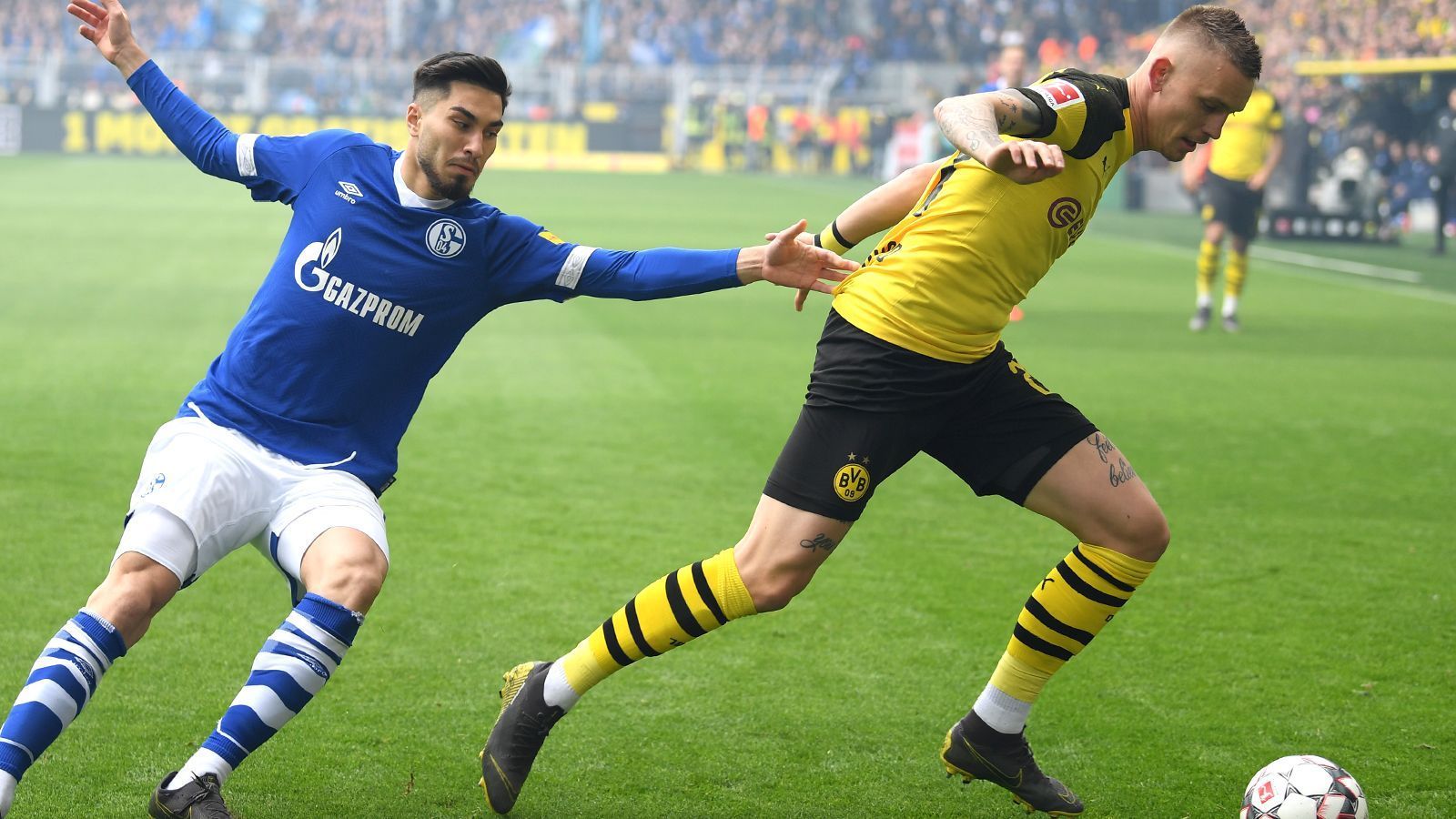 
                <strong>Marius Wolf (Borussia Dortmund)</strong><br>
                Nach dem Freiburgspiel mit Knöchelproblemen, wird aber rechtzeitig fit. Schrecksekunde nach acht Minuten, als Gegenspieler Oczipka rüde den ohnehin lädierten Knöchel traktiert. Deutlich weniger umtriebig, als noch in den vergangenen Wochen. Mit einigen Ungenauigkeiten im Passspiel. Mit vogelwildem Einsteigen von hinten gegen Serdar (65.), das zu Recht mit einem Platzverweis geahndet wird. ran-Note: 6
              