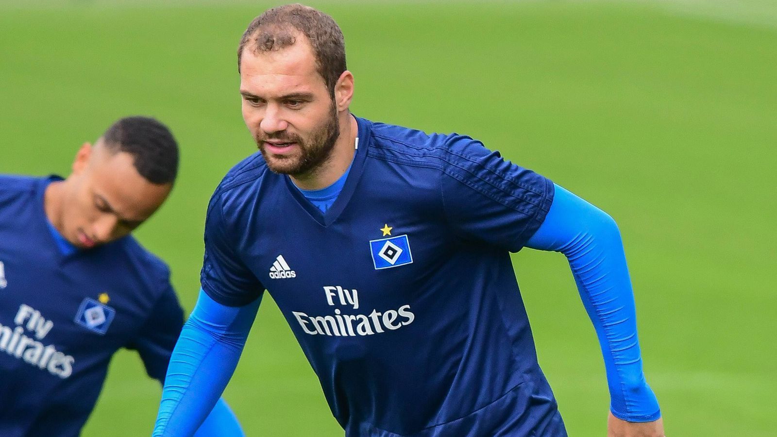 
                <strong>Zweitliga-Stürmer Lasogga verdient auf Champions-League-Niveau</strong><br>
                HSV-Stürmer Pierre-Michel Lasogga wird wohl als bestverdienender Zweitliga-Spieler in die Geschichte eingehen. Bereits bekannt war, dass er auch in der 2. Bundesliga ein Mega-Gehalt von 3,4 Millionen Euro verdienen wird, weil er als einziger HSV-Spieler keine Gehaltsreduzierung bei Abstieg im Vertrag stehen hat. Alle anderen Lizenzspieler des HSV verdienen in der 2. Bundesliga 30 bis 40 Prozent weniger. Damit nicht genug: Wie die "Hamburger Morgenpost" nun berichtet, hat Lasogga auch noch eine zusätzliche fette Punkteprämie im Vertrag stehen …
              