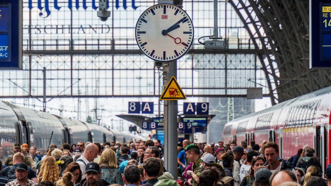 Reisende im Frankfurter Hauptbahnhof