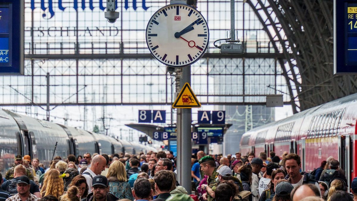 Reisende im Frankfurter Hauptbahnhof