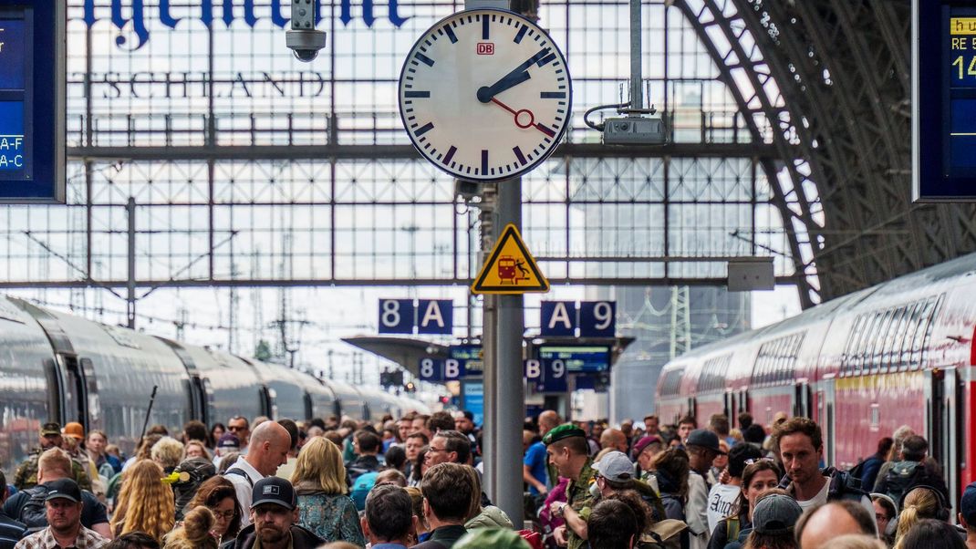 Fahrgastverband Pro Bahn fordert eine externe Lösung für die Nachfolge von Bahnchef Richard Lutz - als mögliche Kandidatin gilt HVV-Chefin Anna-Theresa Korbutt.