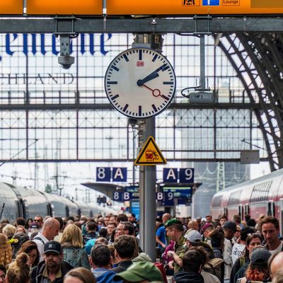 Reisende im Frankfurter Hauptbahnhof