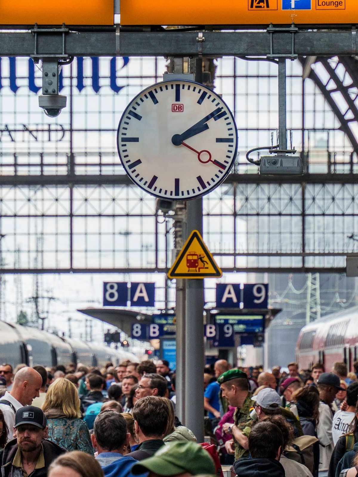 Reisende im Frankfurter Hauptbahnhof